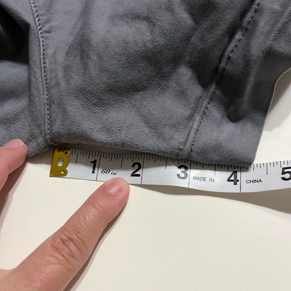 Old Navy Women's Grey Zip Fly Mid Rise Cotton Blend Everyday Chino Shorts - Picture 6 of 6